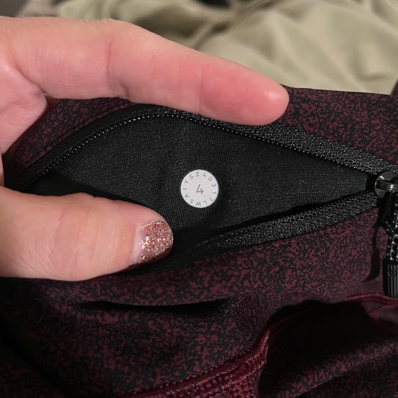 NWOT- Lululemon Tight Stuff Tight II Size 4 Granulite Garnet Black RARE! - Picture 2 of 10